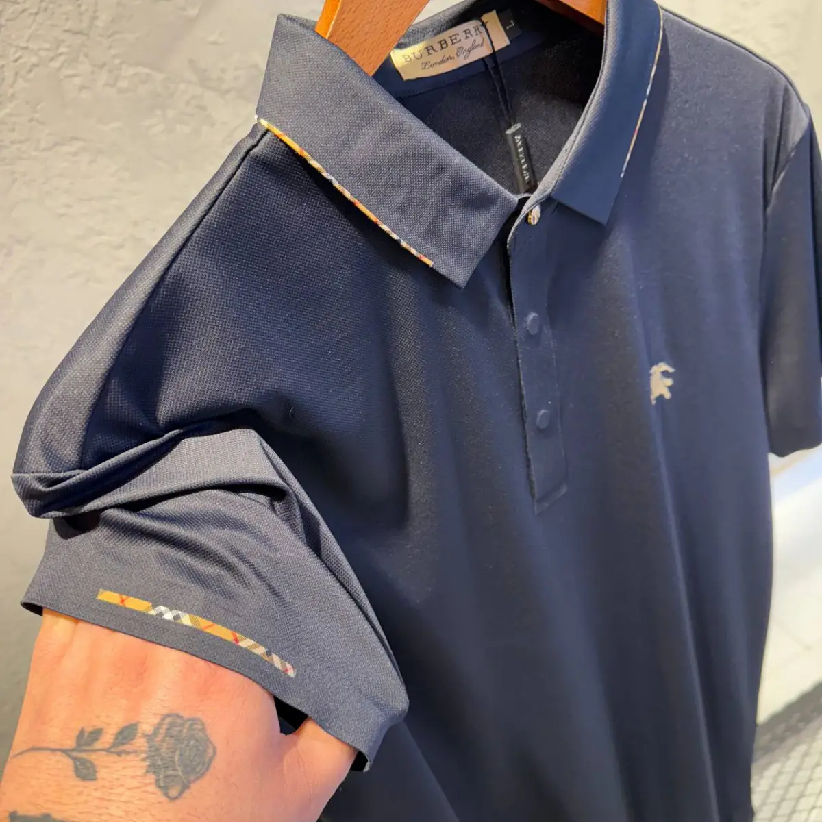 Burberry Siyah Yakalı Tshirt