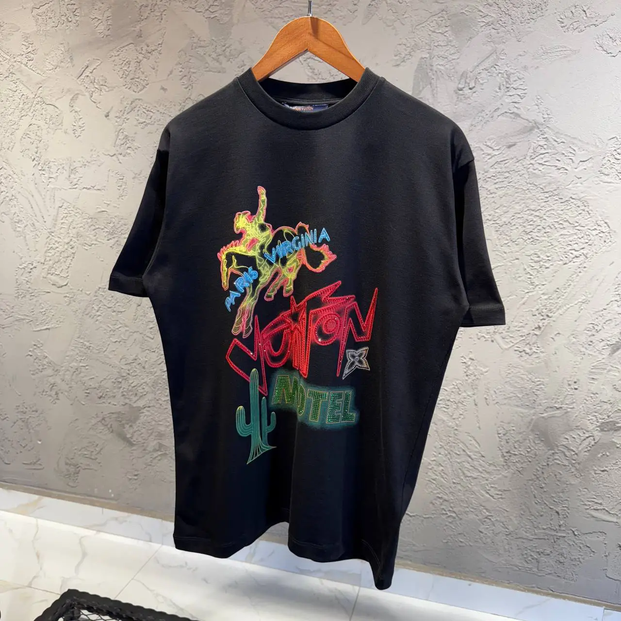 Louis Vuitton Siyah Taş Baskılı Tişört