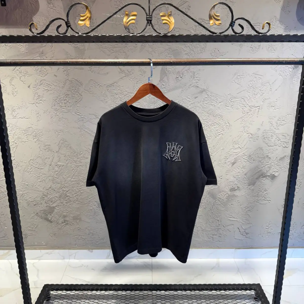 Amiri Nakış Detaylı Siyah Tişört