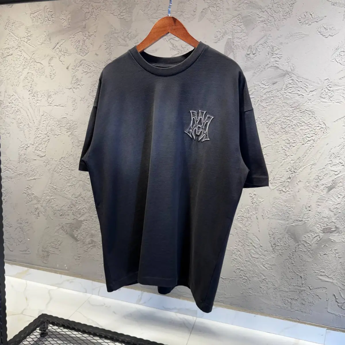 Amiri Nakış Detaylı Siyah Tişört