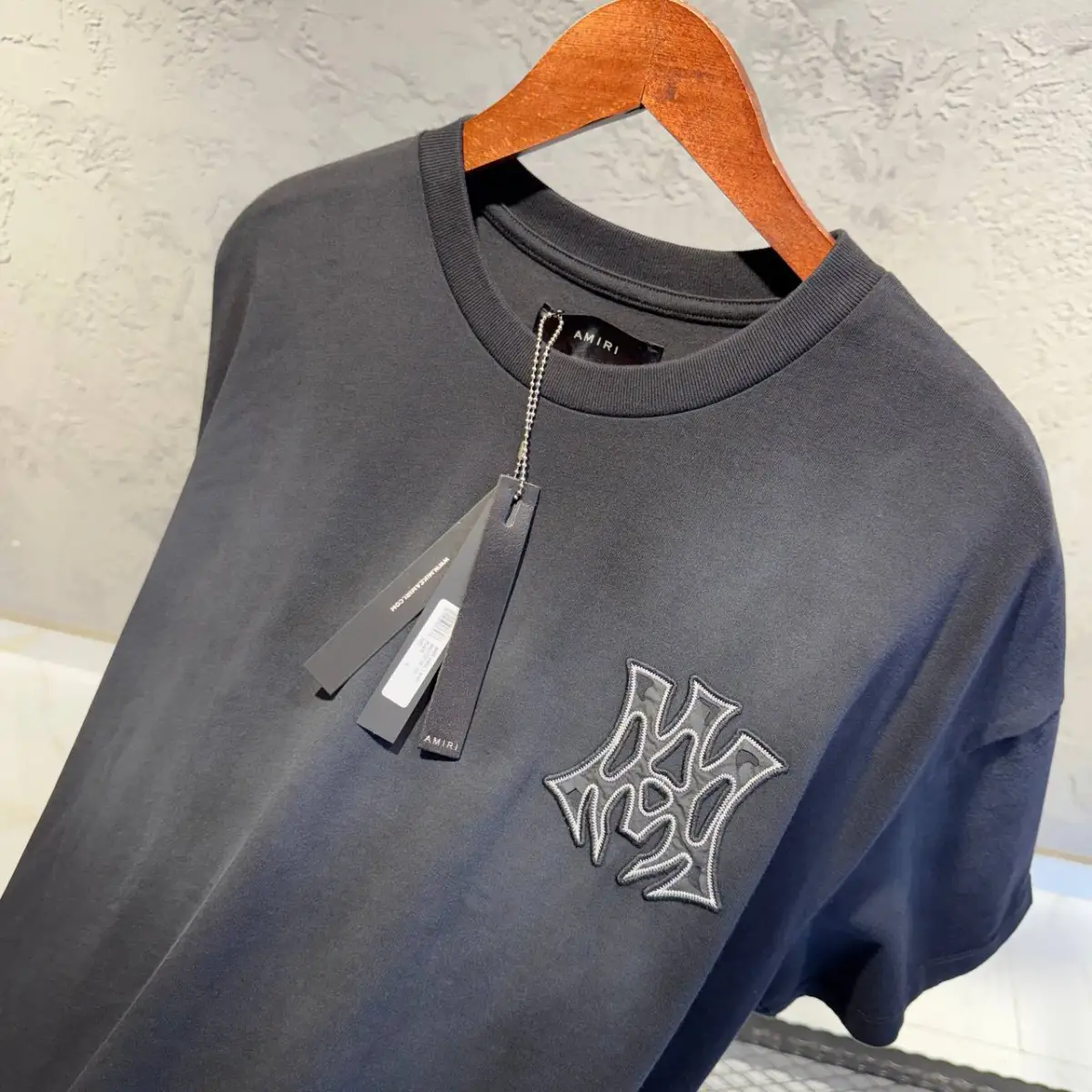 Amiri Nakış Detaylı Siyah Tişört