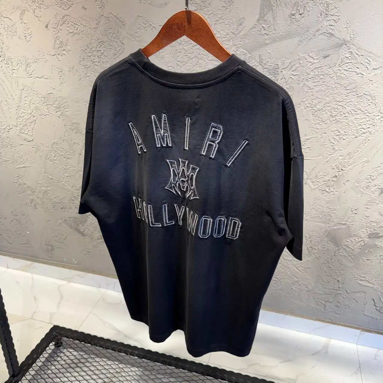 Amiri Nakış Detaylı Siyah Tişört