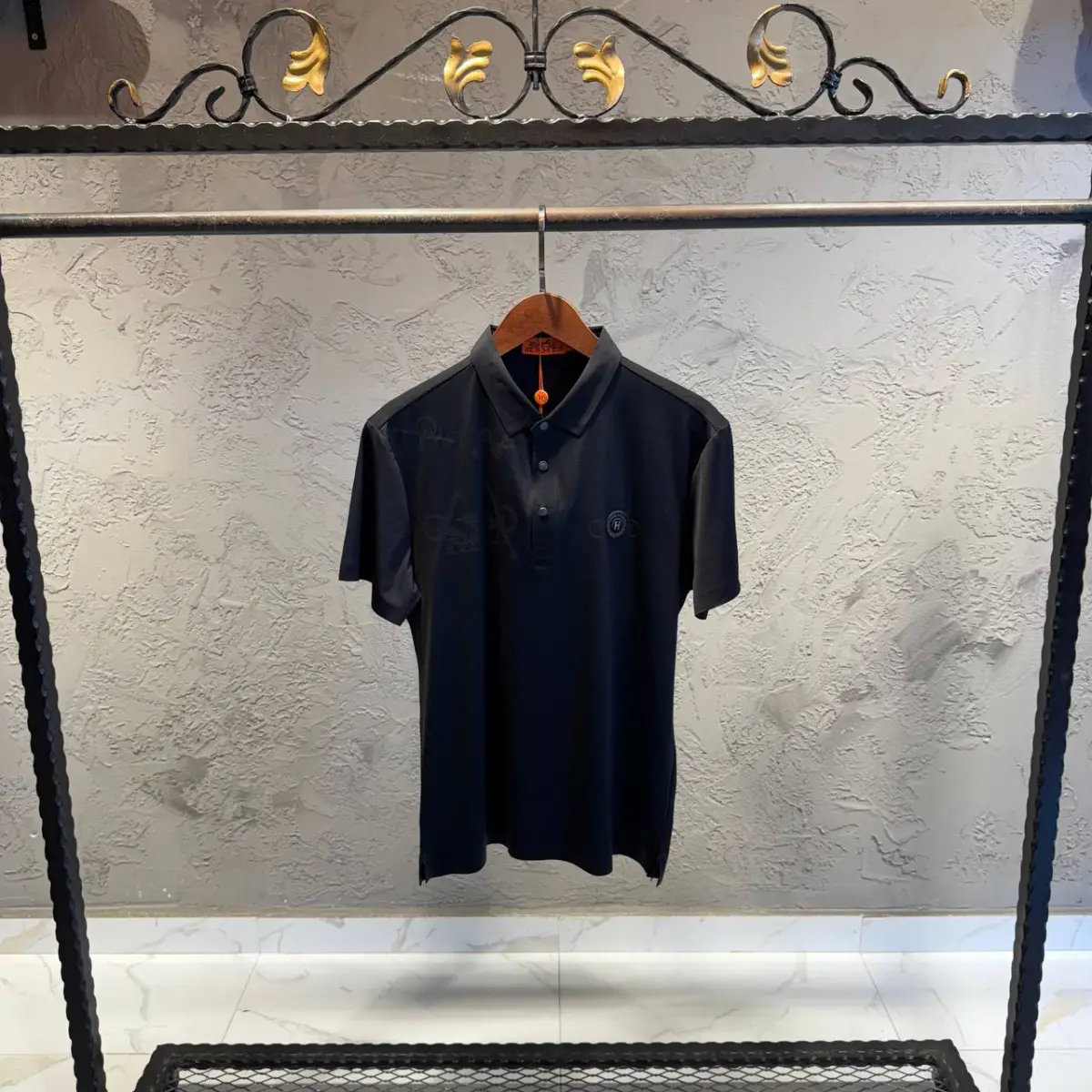 Hermes Desenli Siyah İthal Yakalı Tişört