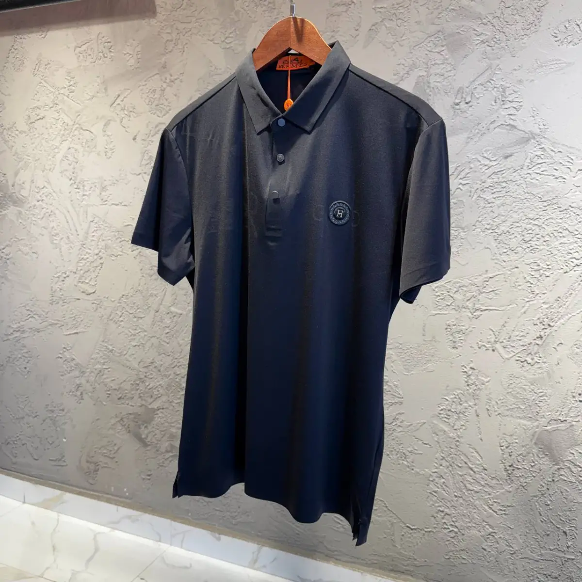 Hermes Desenli Siyah İthal Yakalı Tişört