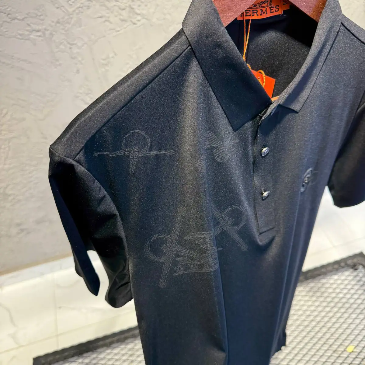 Hermes Desenli Siyah İthal Yakalı Tişört