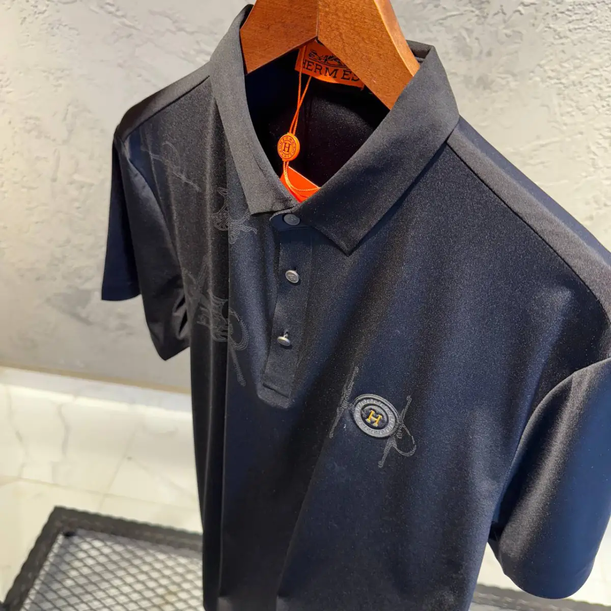 Hermes Desenli Siyah İthal Yakalı Tişört