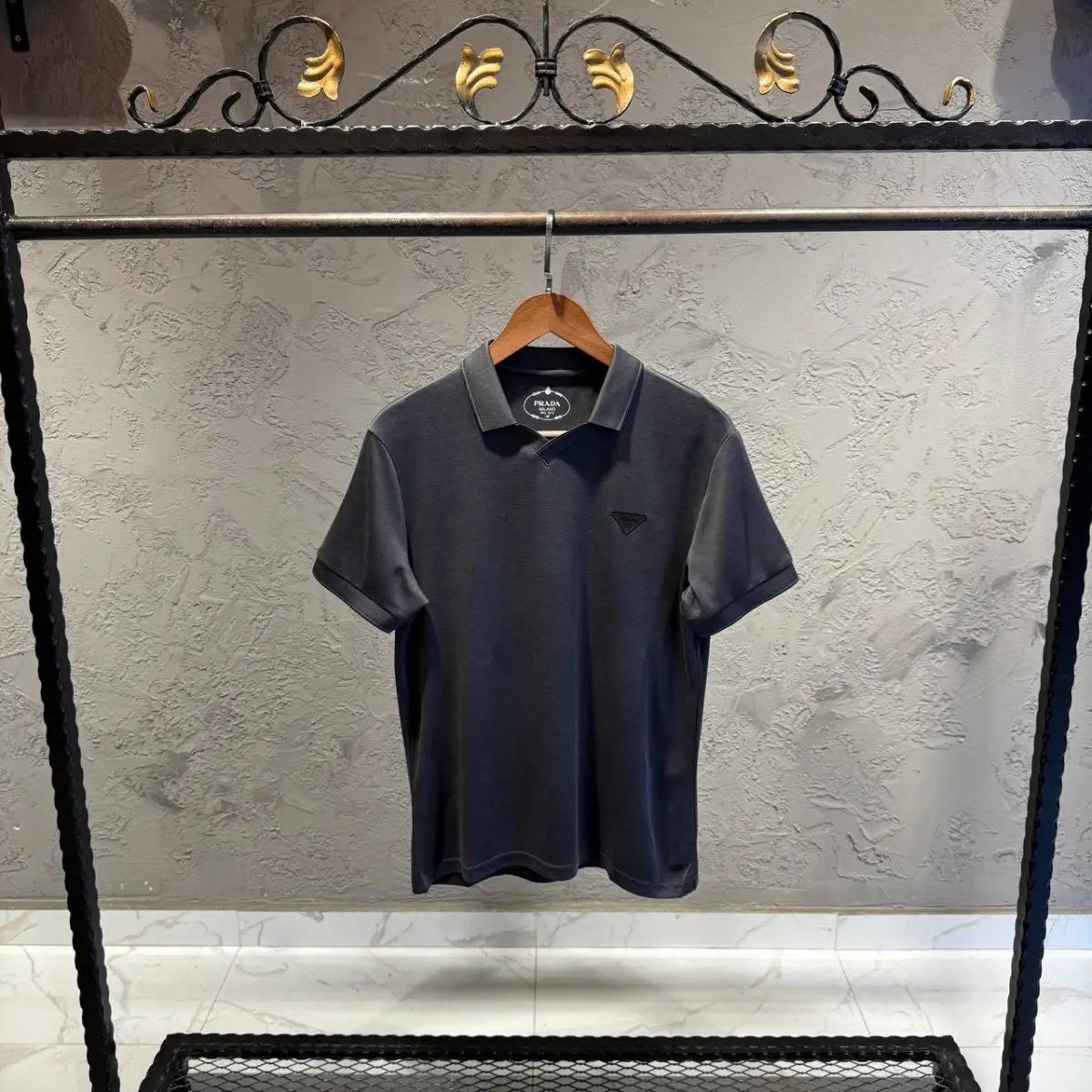 Prada Logo Detaylı Grey İthal Yakalı Tişört