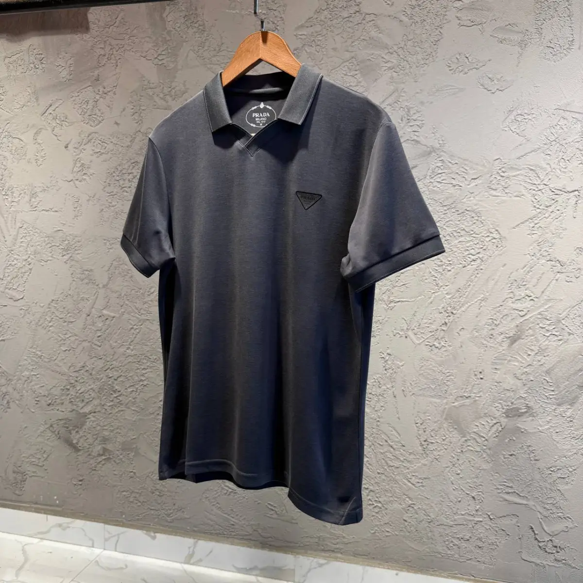 Prada Logo Detaylı Grey İthal Yakalı Tişört