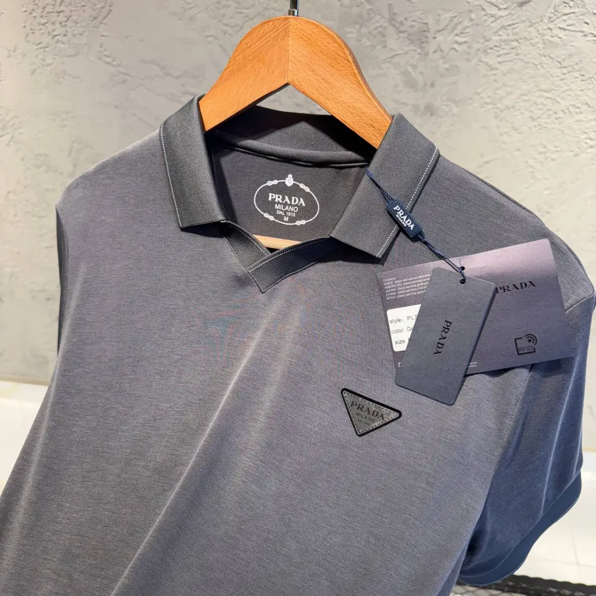 Prada Logo Detaylı Grey İthal Yakalı Tişört