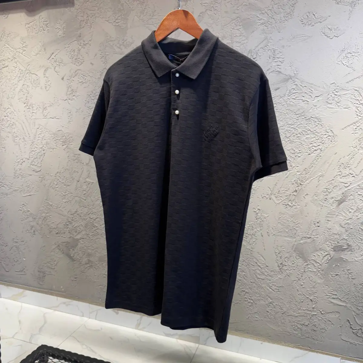 Louis Vuitton İnci Düğme Detaylı Tişört