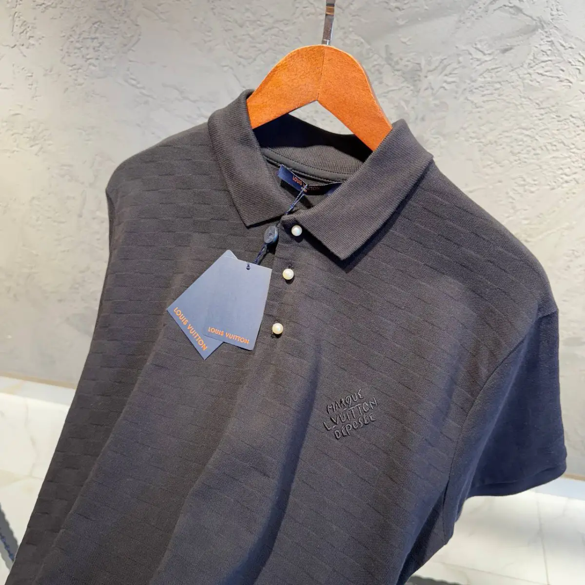 Louis Vuitton İnci Düğme Detaylı Tişört