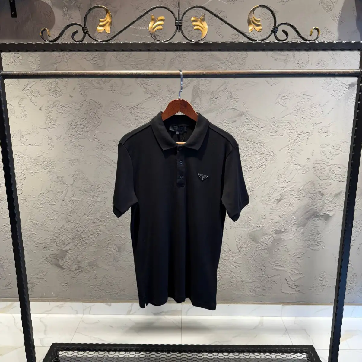 Prada Siyah Yakalı Logo Detay Tişört