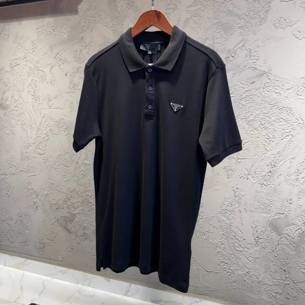 Prada Siyah Yakalı Logo Detay Tişört