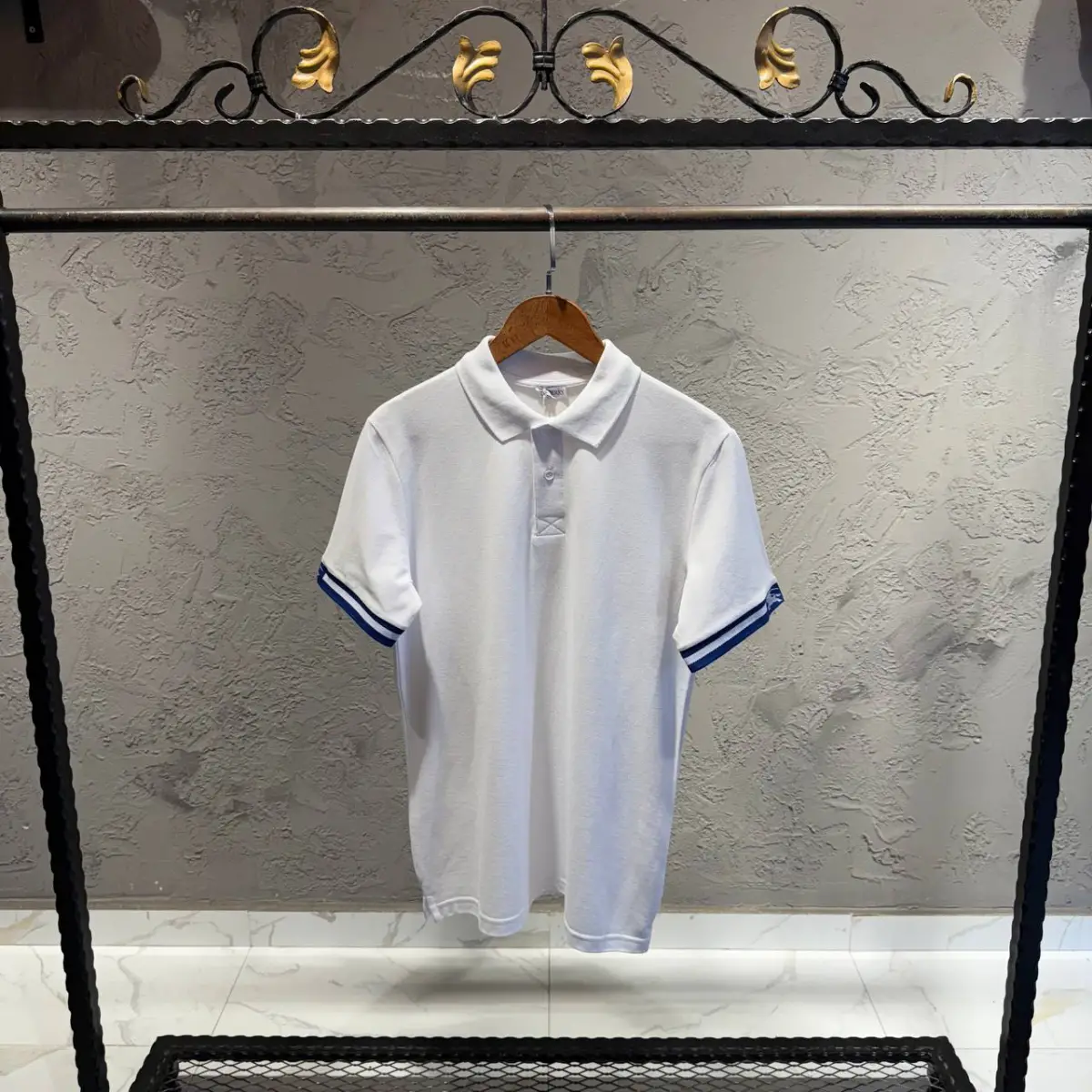 Burberry Beyaz Mavi Şeritli Kol Detay Tişört