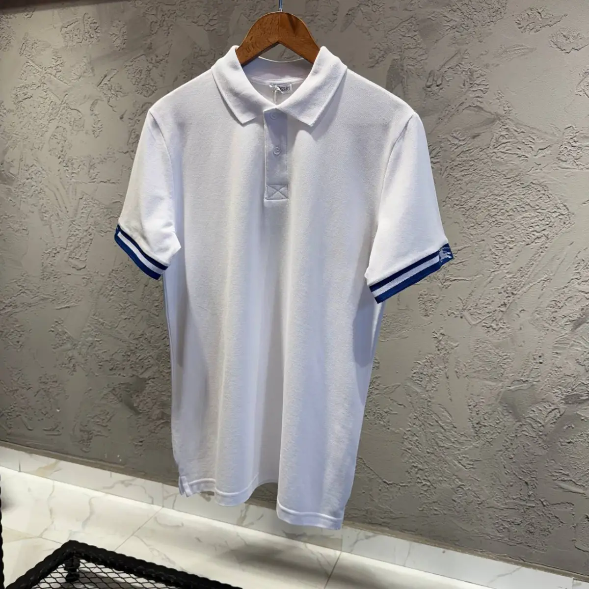 Burberry Beyaz Mavi Şeritli Kol Detay Tişört