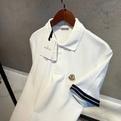Moncler Beyaz Yakalı Logo Detay Tişört