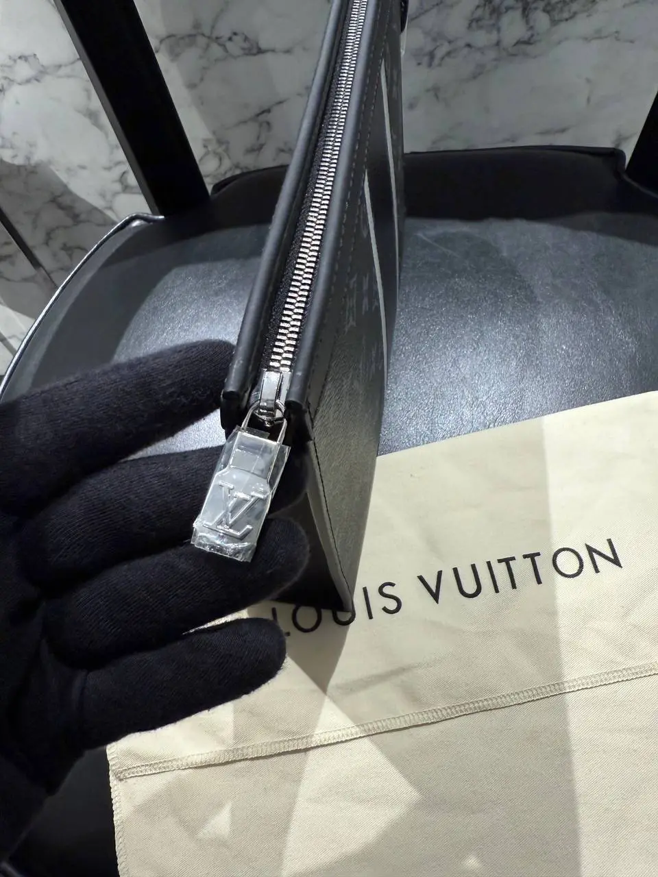 Louis Vuitton Siyah Şeritli Clutch