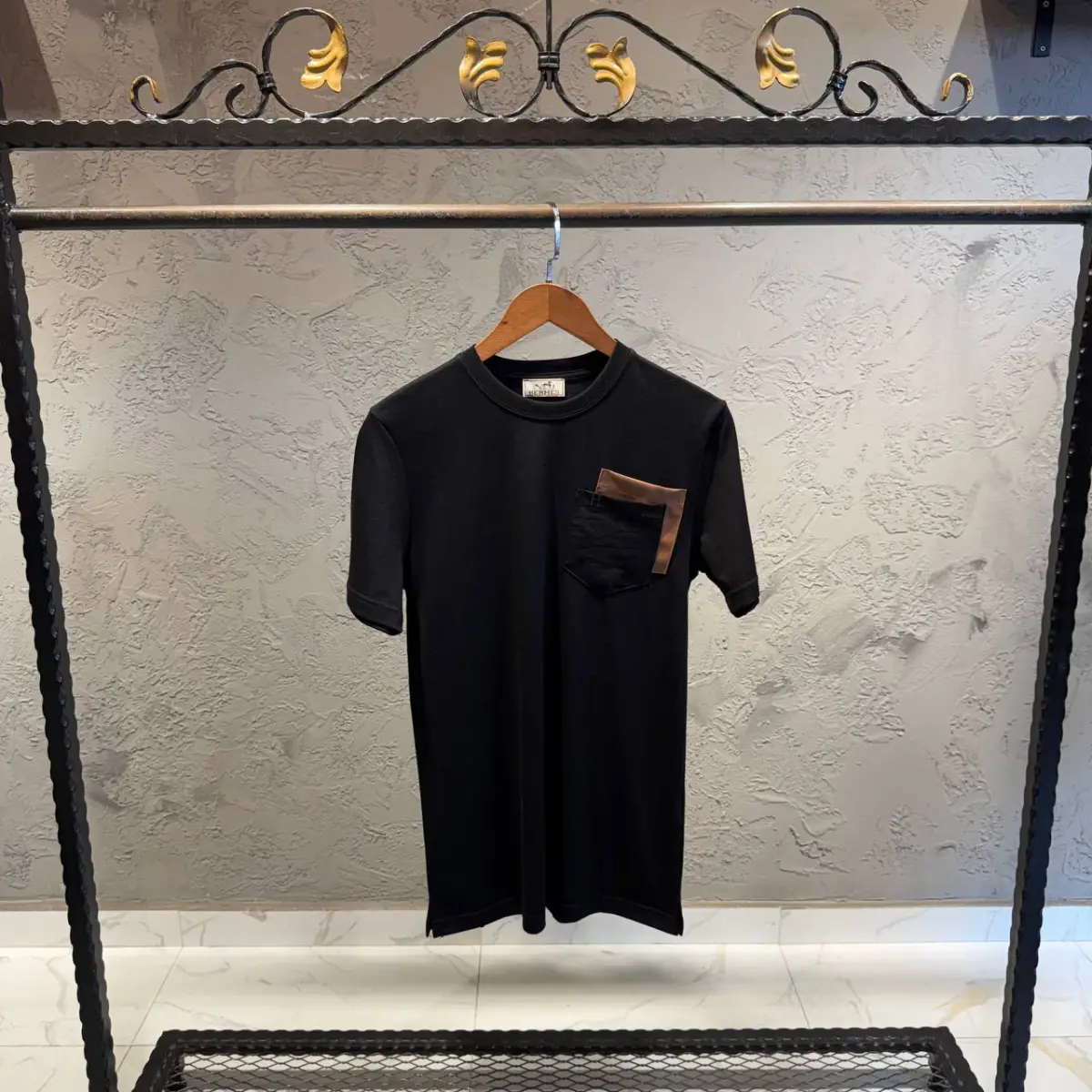 Hermes Siyah DeriCep Detaylı Tişört