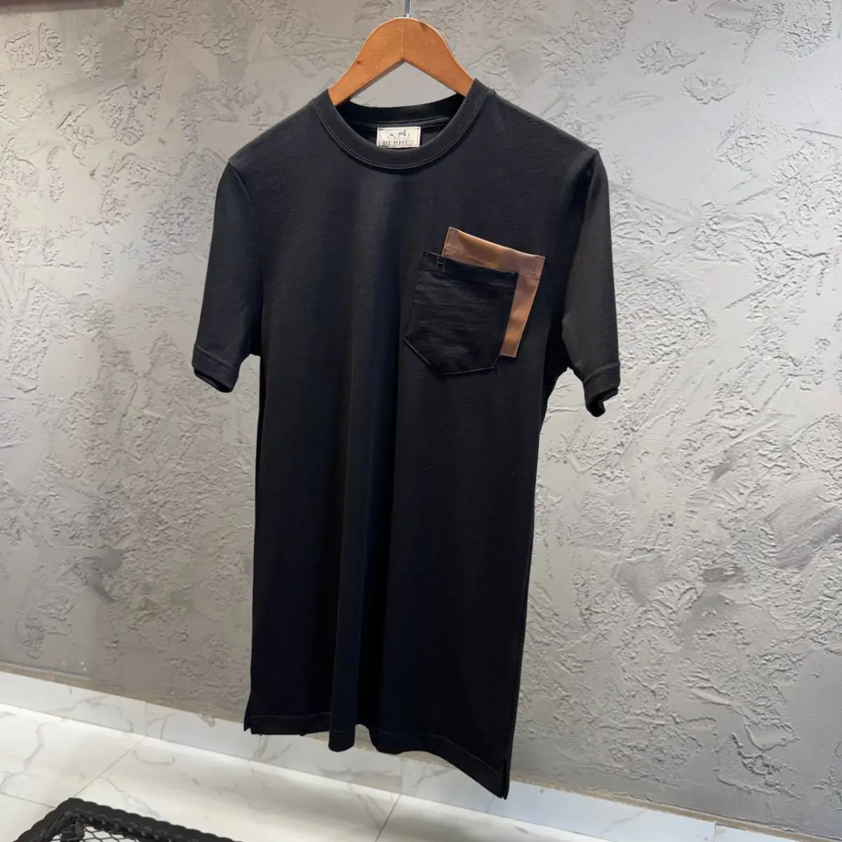 Hermes Siyah DeriCep Detaylı Tişört