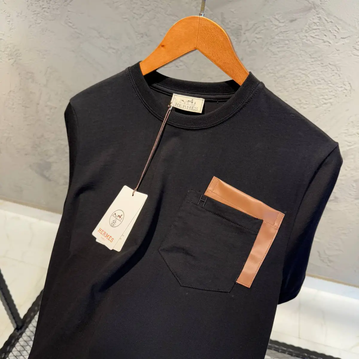 Hermes Siyah DeriCep Detaylı Tişört