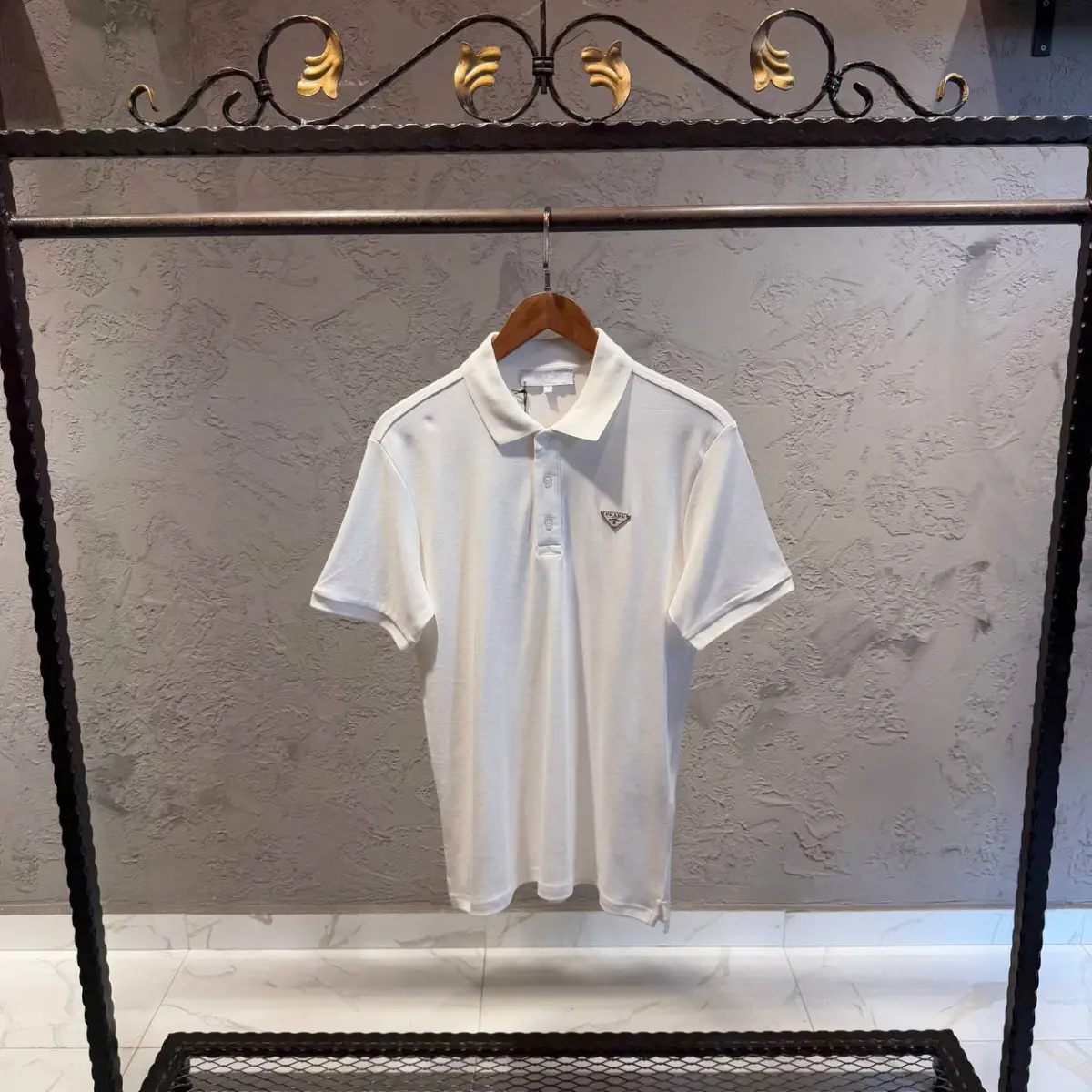 Prada Beyaz Yakalı Tişört