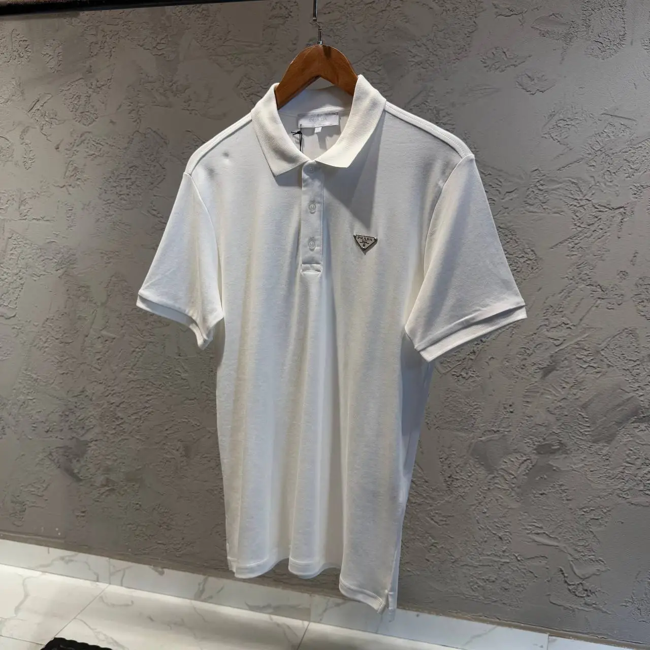 Prada Beyaz Yakalı Tişört