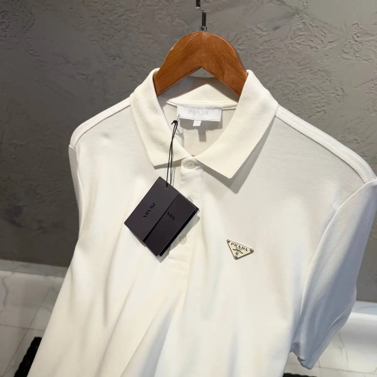 Prada Beyaz Yakalı Tişört