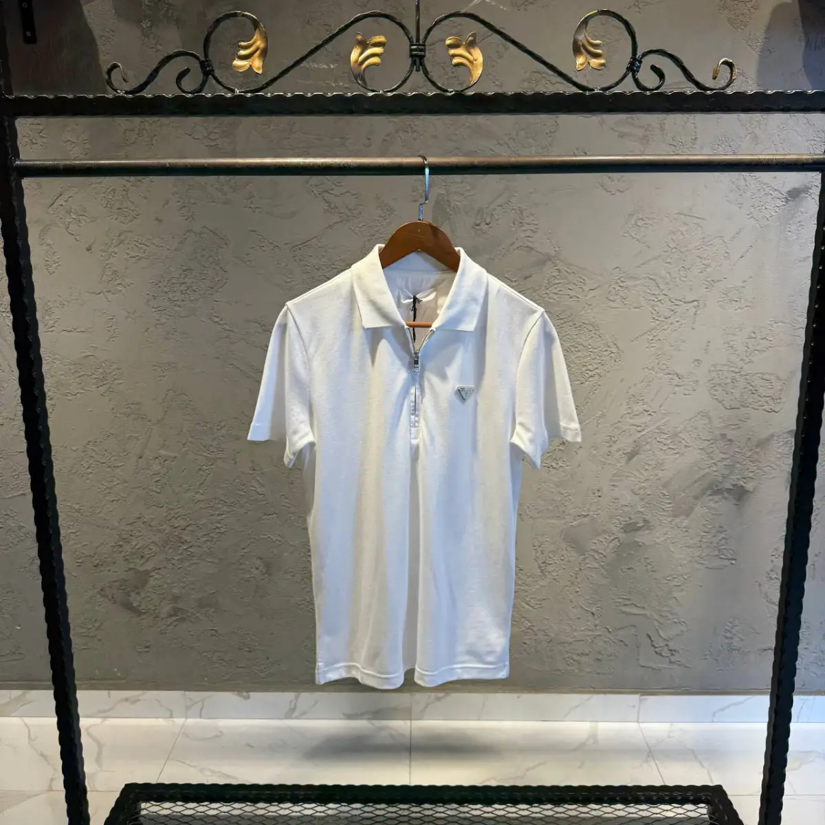 Prada Beyaz Yakalı Fermuarlı Tişört