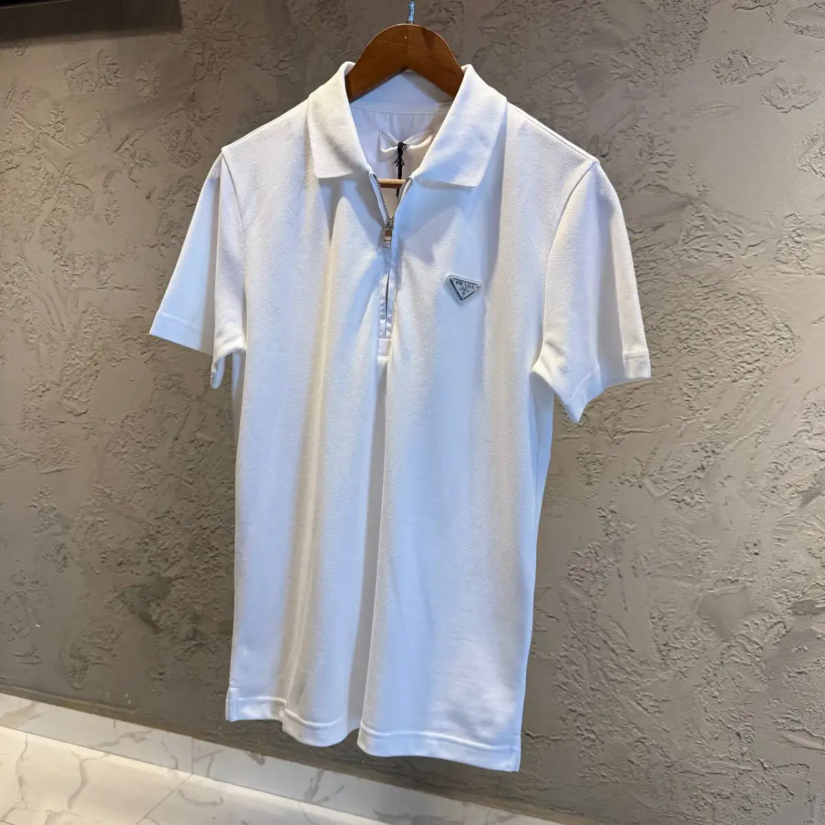 Prada Beyaz Yakalı Fermuarlı Tişört