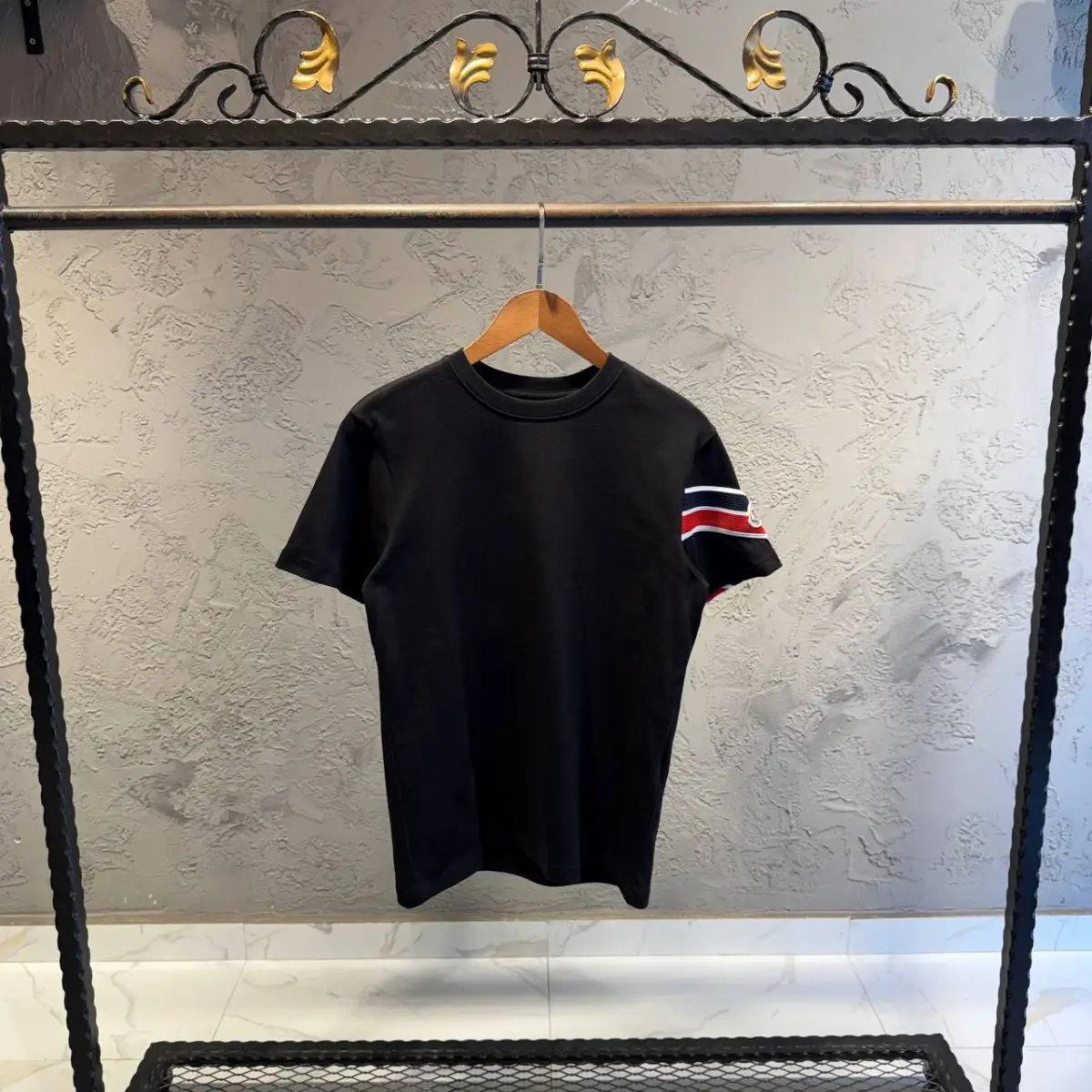 Moncler Siyah Kol Detaylı Tişört