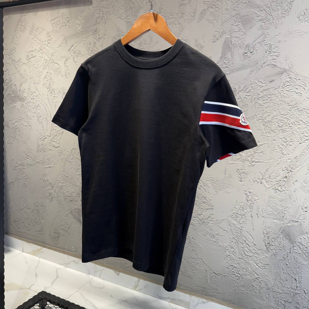 Moncler Siyah Kol Detaylı Tişört