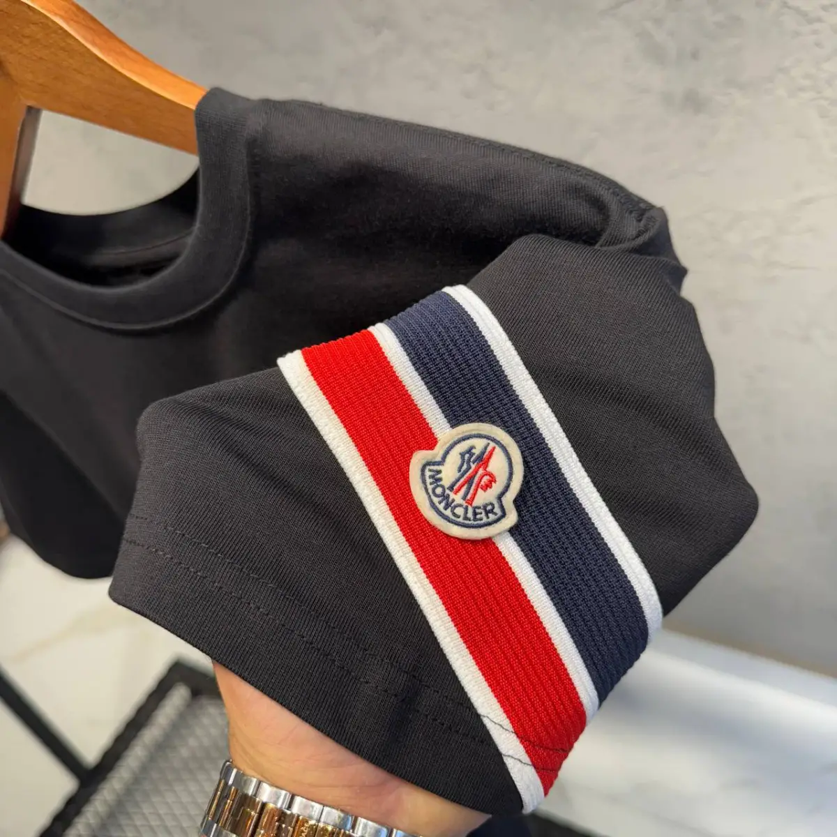 Moncler Siyah Kol Detaylı Tişört