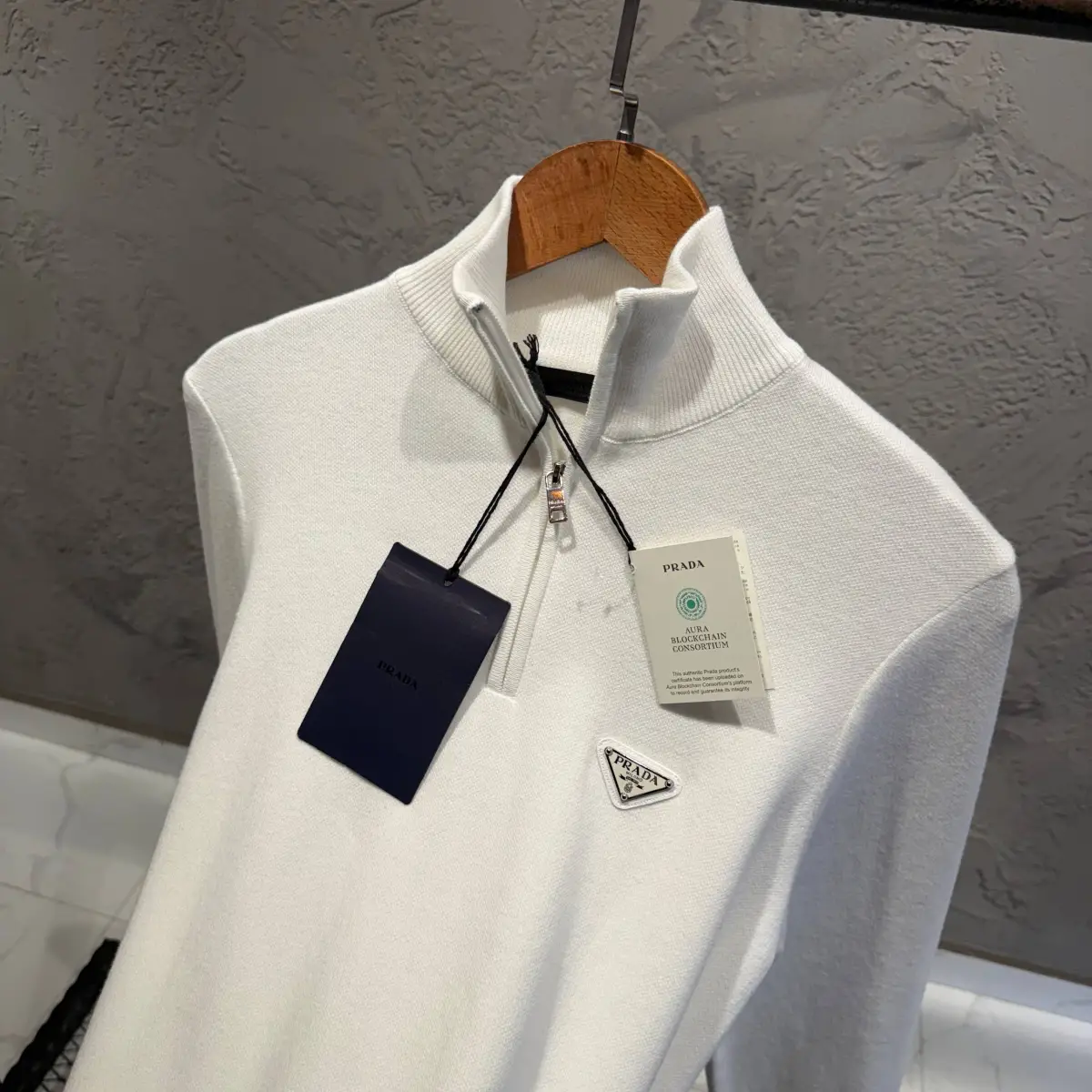 Prada Beyaz Yakalı Uzunkol Sweatshirt