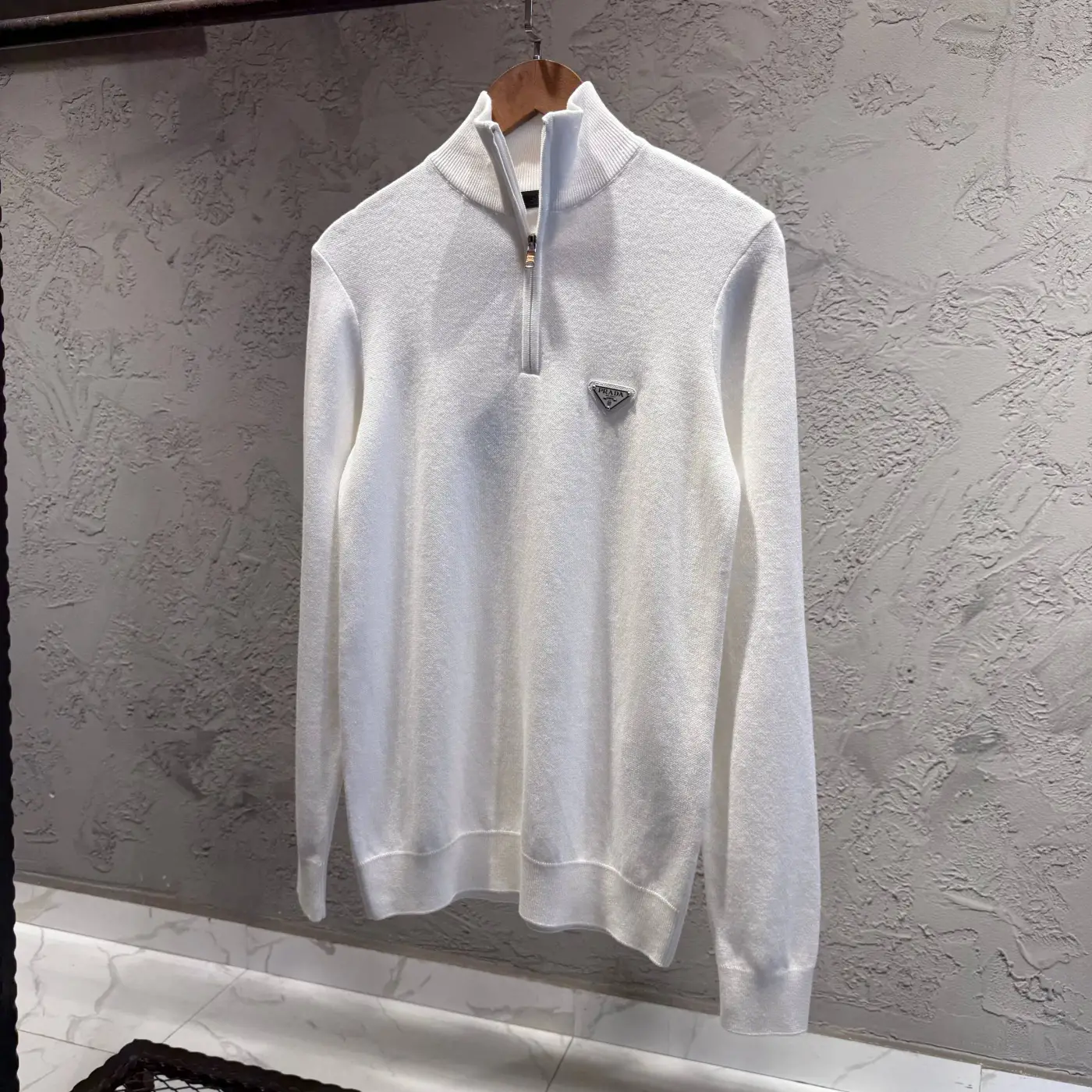 Prada Beyaz Yakalı Uzunkol Sweatshirt