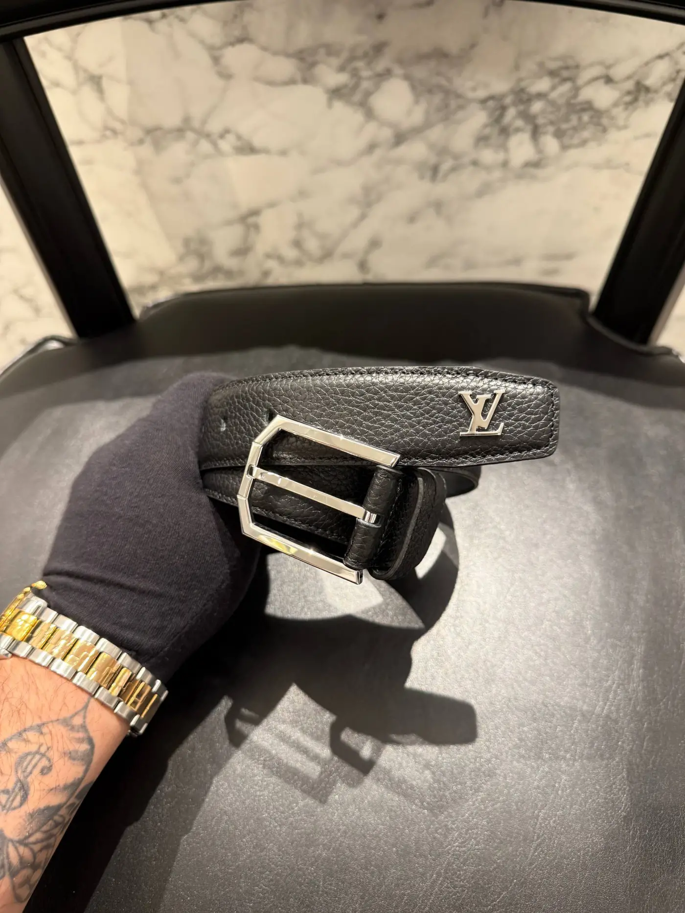 LOUIS VOUITTON Logo Detay Siyah Deri Kemer