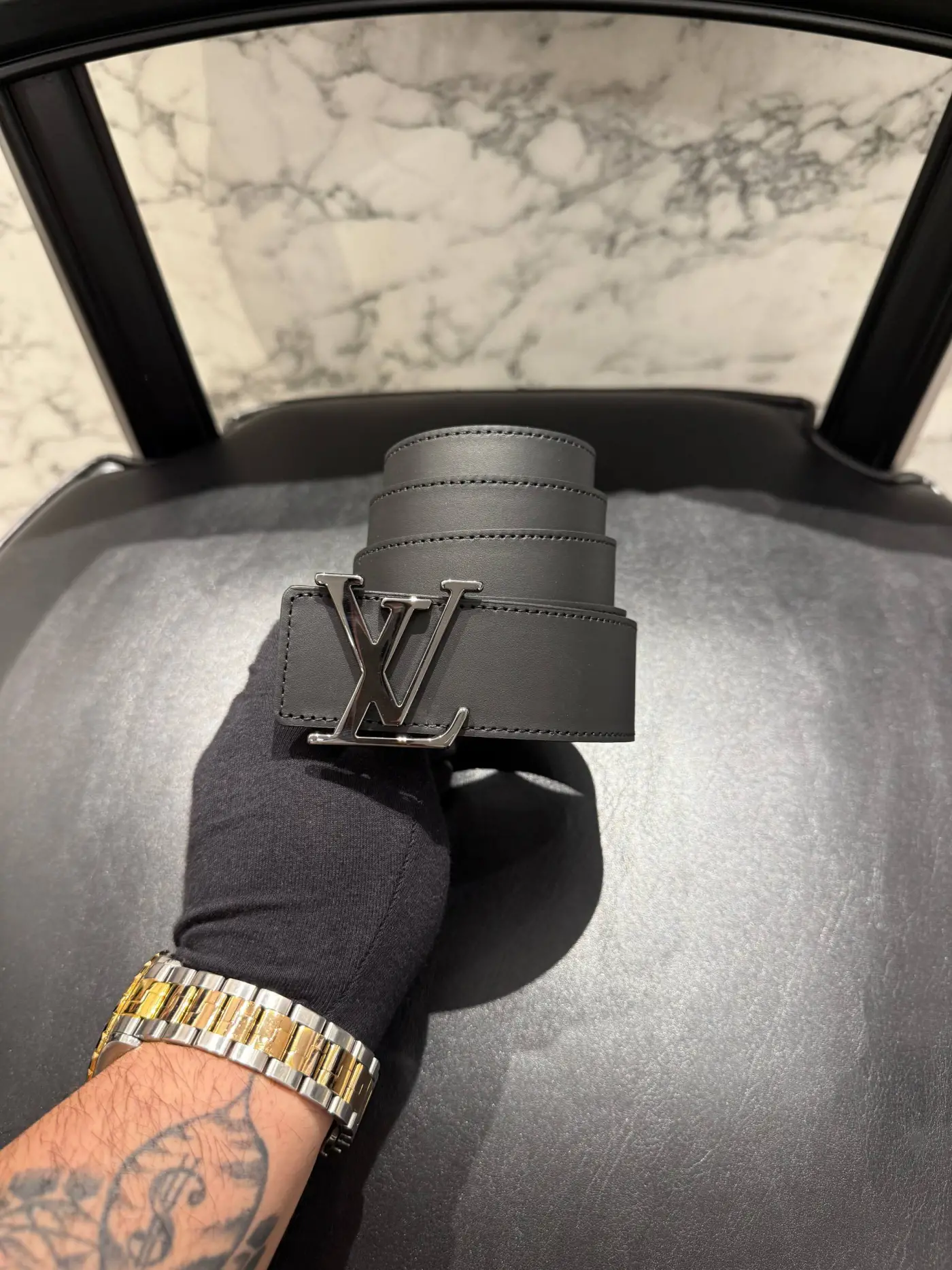 LOUIS VOUITTON Siyah Parlak Logo Deri Kemer