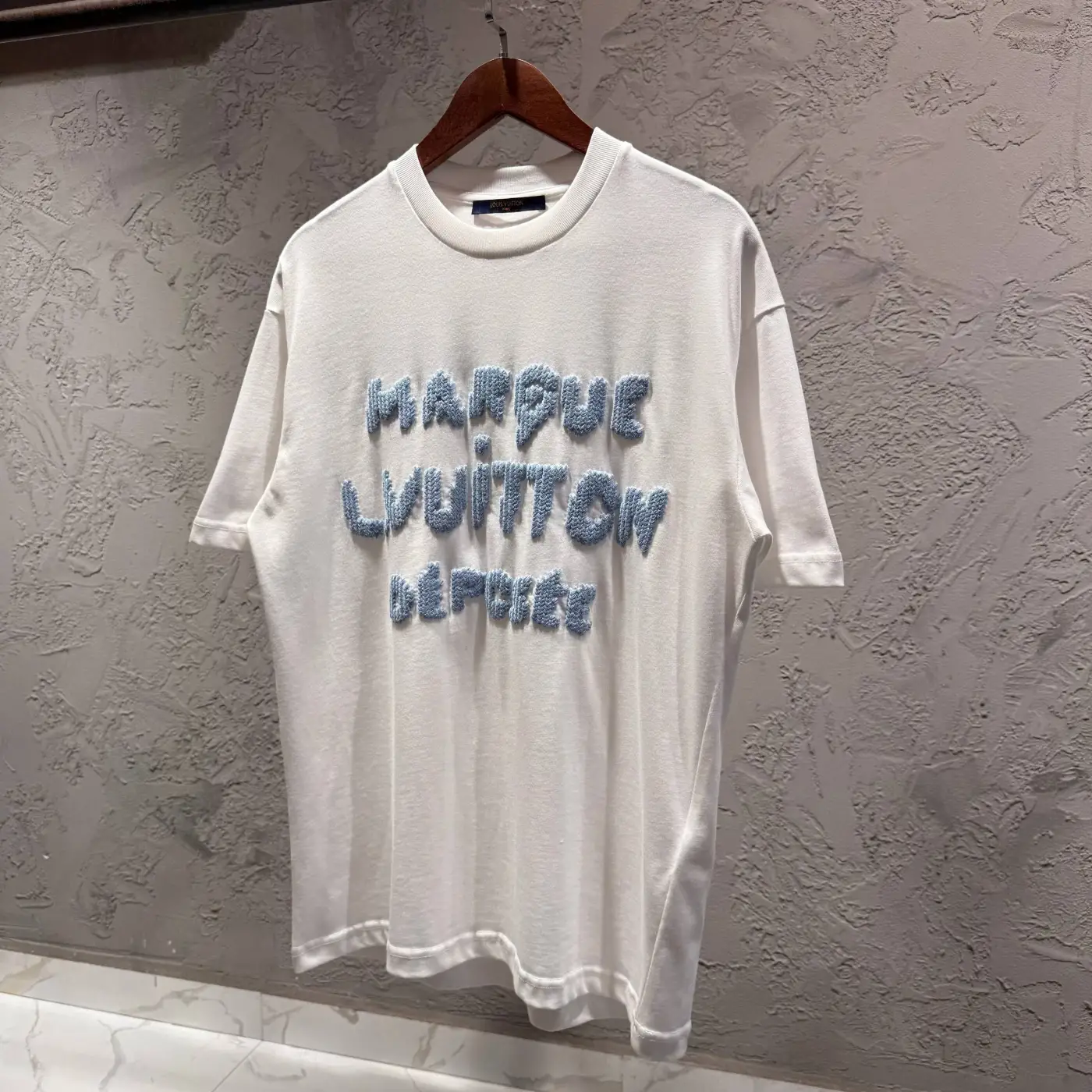 LOUIS VUITTON Beyaz Mavi Nakış Tişört