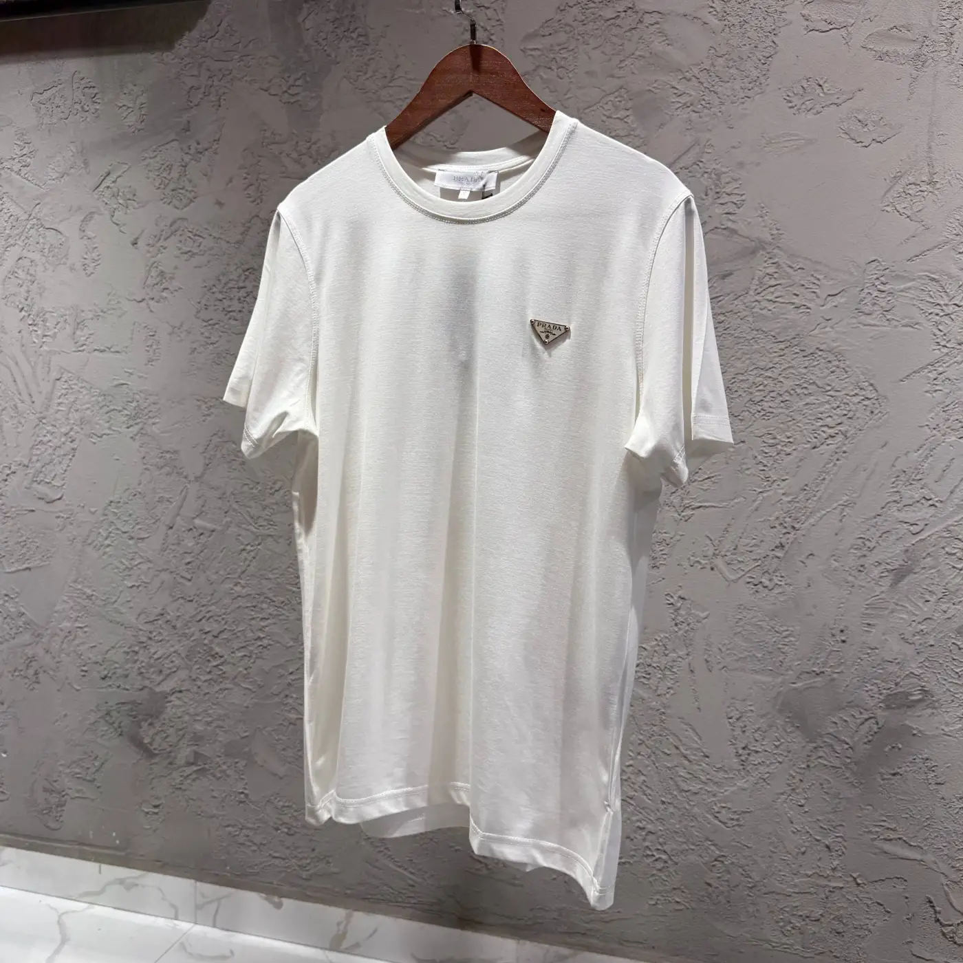 PRADA Beyaz Gold Toka Detay Tişört