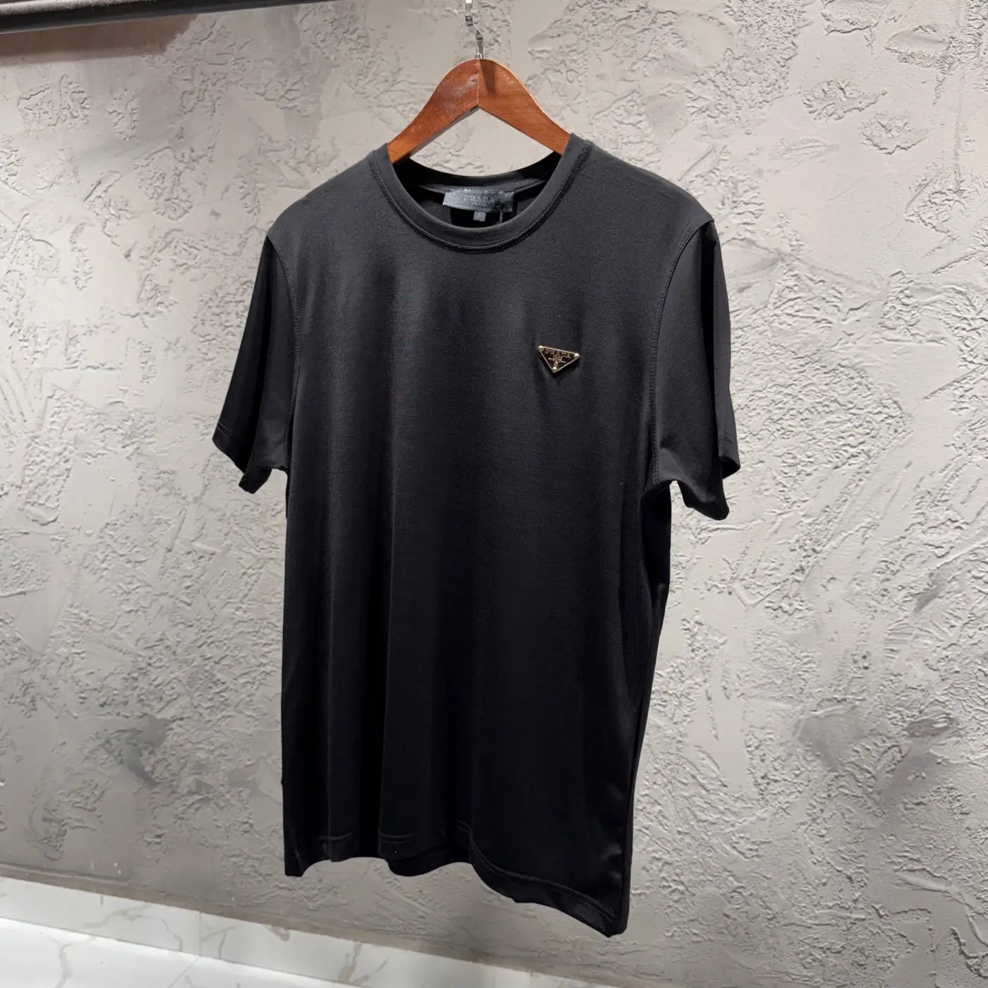 PRADA Siyah Gold Toka Detay Tişört