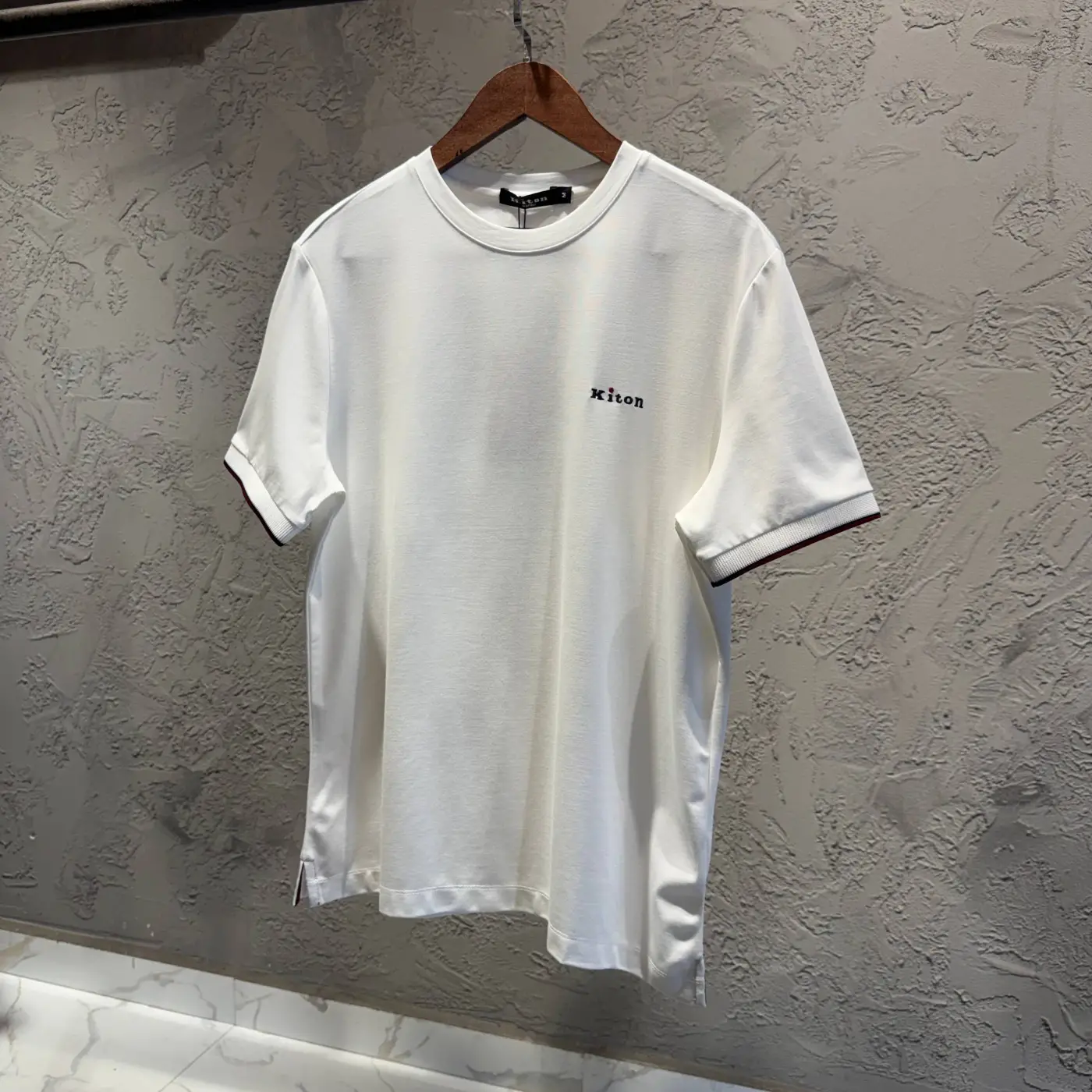 Kiton Beyaz Logo Yazi ve Kol Ribana Detay Tişört