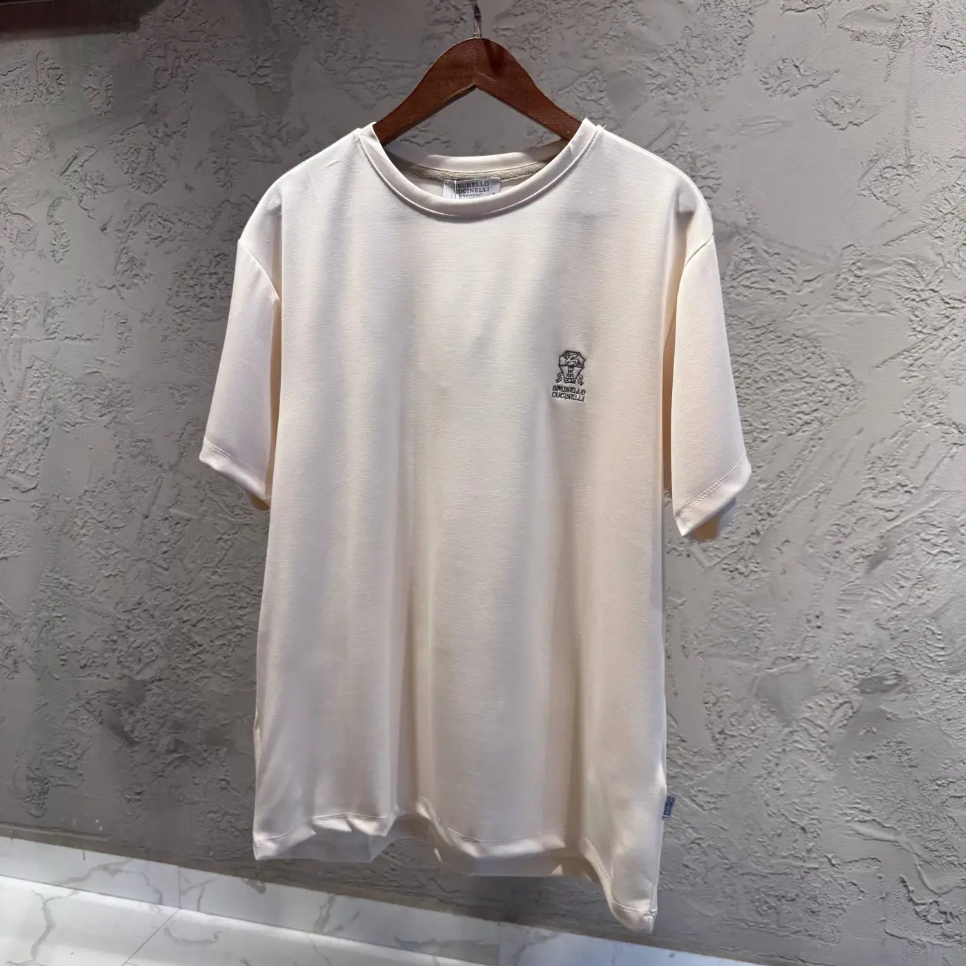 Brunello Cucinelli Krem Logo Detay Tişört
